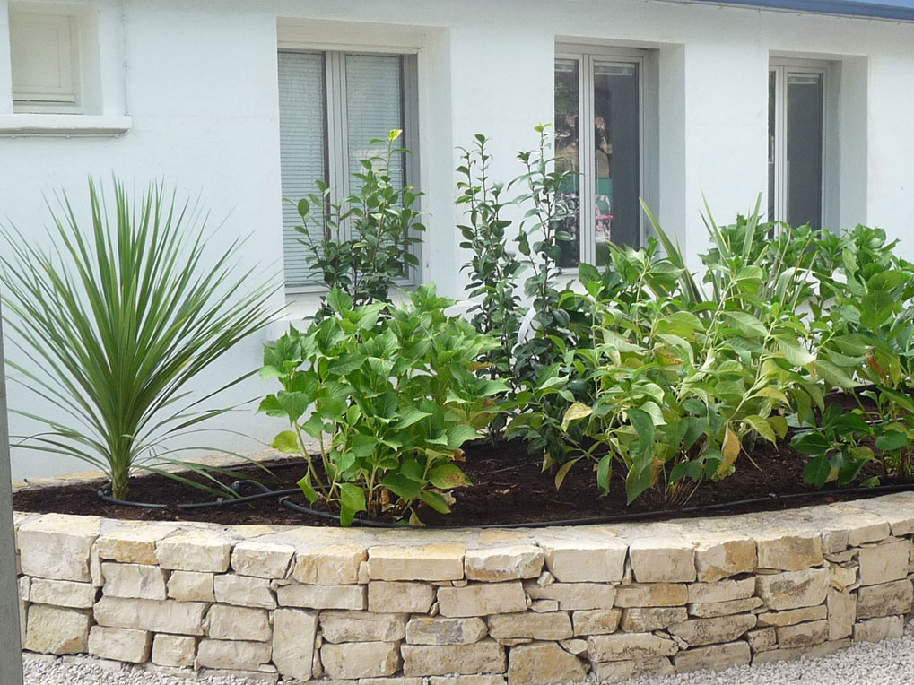 création devant les bureaux avec jardiniere        