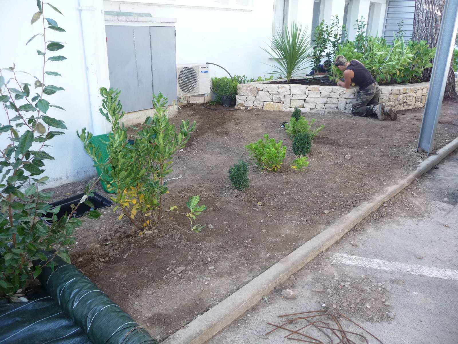 Jardinière en pierre avec plantes à Salon de Provence        